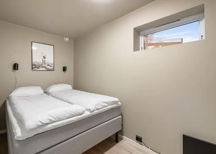 Enter - 3 Bedroom *